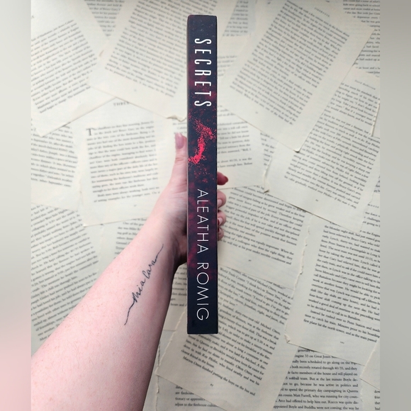 Web of sin #1 - Secrets by Aleatha Romig. Bookworm bix exclusive special edition - Picture 2 of 3